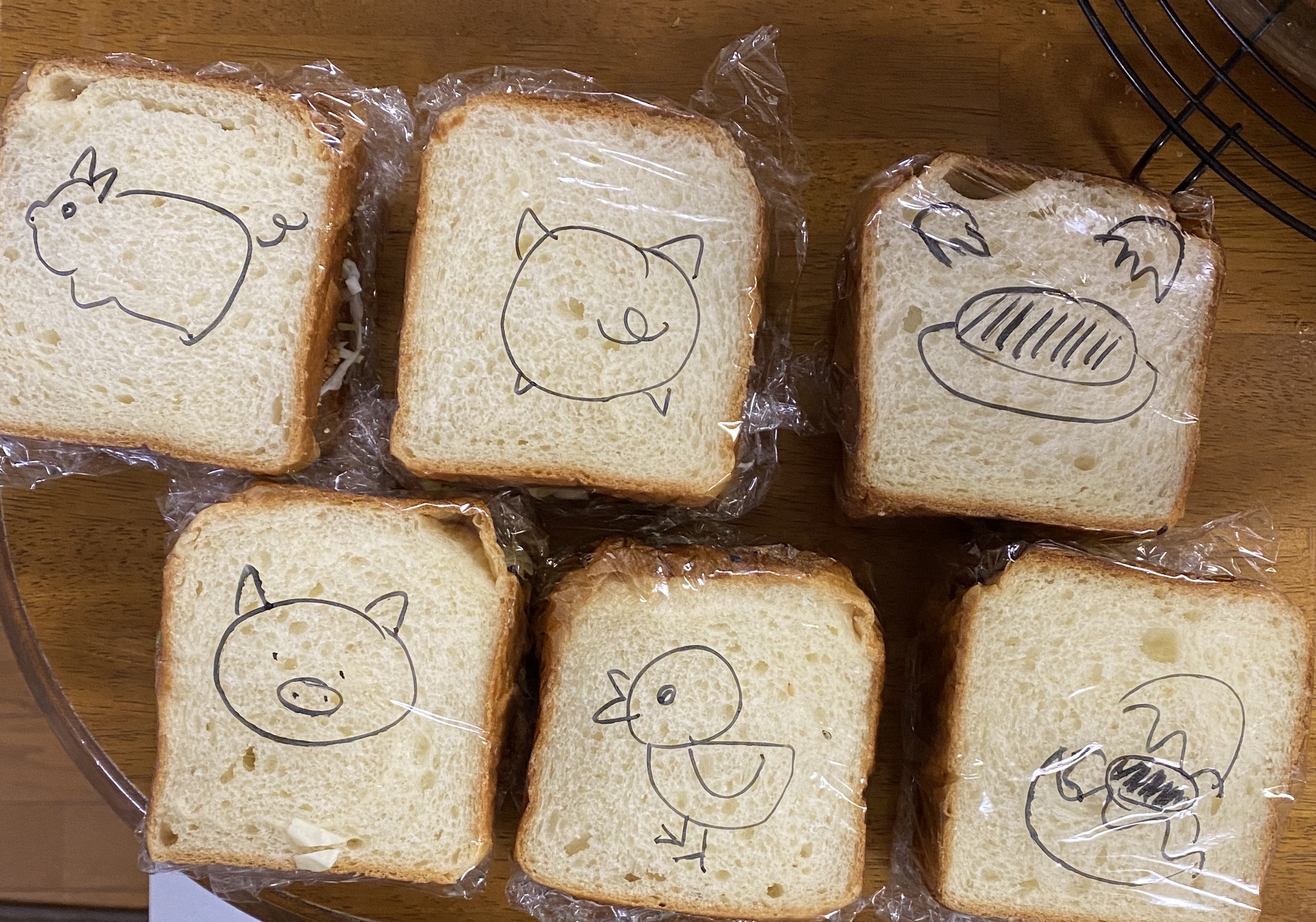 ハムカツサンドと分厚い卵サンド